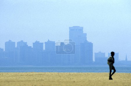 Téléchargez les photos : Un homme à la plage de Chowpatta dans le centre-ville de Mumbai en Inde. Inde, Mumbai, mars 1998 - en image libre de droit