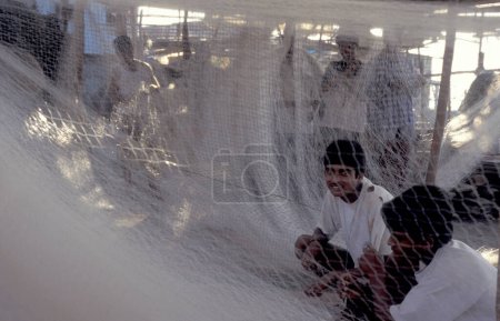 Téléchargez les photos : Travailleurs à la blanchisserie extérieure Dhobi Ghat à Mahalaxmi dans le centre-ville de Mumbai en Inde. Inde, Mumbai, mars 1998 - en image libre de droit