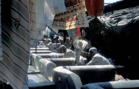 Téléchargez les photos : Travailleurs à la blanchisserie extérieure Dhobi Ghat à Mahalaxmi dans le centre-ville de Mumbai en Inde. Inde, Mumbai, mars 1998 - en image libre de droit