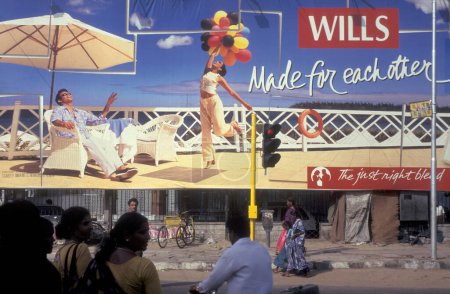 Téléchargez les photos : Une publicité de cigarettes testamentaires dans le centre-ville de Mumbai en Inde. Inde, Mumbai, mars 1998 - en image libre de droit