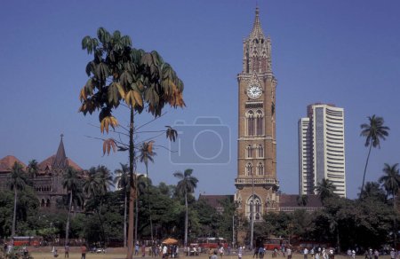 Téléchargez les photos : L'architecture de la tour de l'horloge Rajabai de l'université de Munmbai à Colaba dans le centre-ville de Mumbai en Inde. Inde, Mumbai, mars 1998 - en image libre de droit