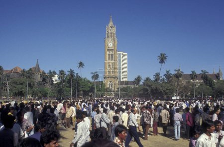 Téléchargez les photos : L'architecture de la tour de l'horloge Rajabai de l'université de Munmbai à Colaba dans le centre-ville de Mumbai en Inde. Inde, Mumbai, mars 1998 - en image libre de droit