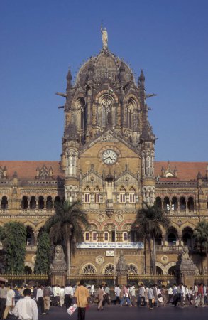 Téléchargez les photos : L'architecture de la gare de Mumbai ou du terminus Chhatrapati Shivaji dans le centre-ville de Mumbai en Inde. Inde, Mumbai, mars 1998 - en image libre de droit