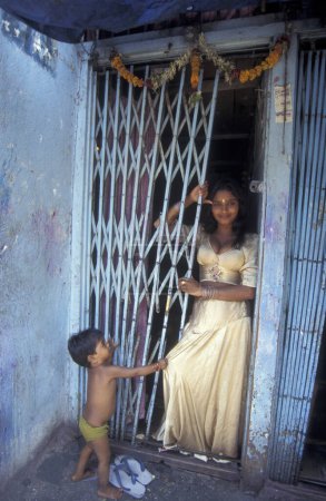 Téléchargez les photos : Une prostituée devant sa chambre sur la route des Falkland dans le centre-ville de Mumbai en Inde. Inde, Mumbai, mars 1998 - en image libre de droit