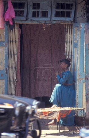 Foto de A Prostitute women in front of her Room at the Falkland road in the city centre of Mumbai in India. India, Mumbai, marzo de 1998 - Imagen libre de derechos