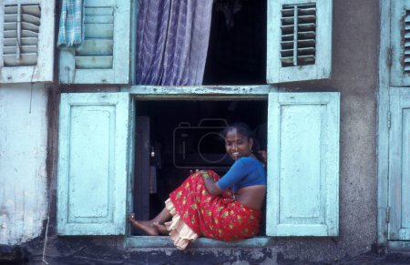 Téléchargez les photos : Une prostituée devant sa chambre sur la route des Falkland dans le centre-ville de Mumbai en Inde. Inde, Mumbai, mars 1998 - en image libre de droit