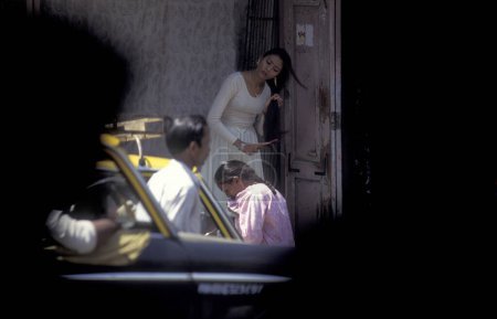 Foto de A Prostitute women in front of her Room at the Falkland road in the city centre of Mumbai in India. India, Mumbai, marzo de 1998 - Imagen libre de derechos