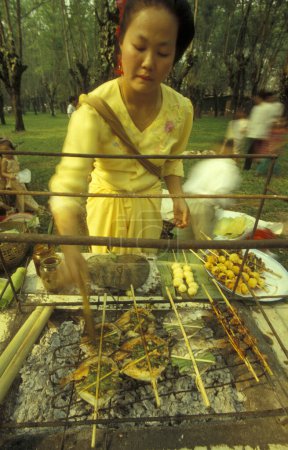 Téléchargez les photos : Une cuisine traditionnelle et un marché à la fête des sources et de l'eau près de la ville de Jinghong à Xishuangbanna dans la région de la province du Yunnan en Chine en Asie de l'Est. Chine, Yunnan, avril 1996 - en image libre de droit