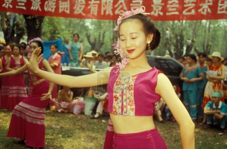 Foto de Una danza tradicional en el festival de la primavera y el agua cerca de la ciudad de Jinghong en Xishuangbanna en la región de la provincia de Yunnan en China en el este de Asia. China, Yunnan, abril de 1996 - Imagen libre de derechos