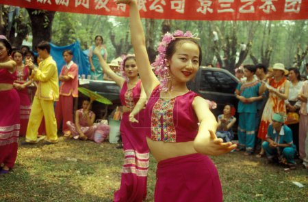Téléchargez les photos : Une danse traditionnelle au festival de la source et de l'eau près de la ville de Jinghong à Xishuangbanna dans la région de la province du Yunnan en Chine en Asie de l'Est. Chine, Yunnan, avril 1996 - en image libre de droit