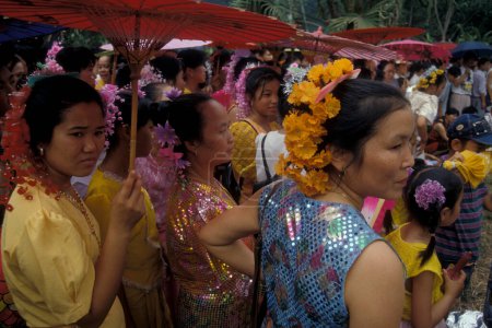 Téléchargez les photos : Déguisements traditionnels lors du festival de la source et de l'eau près de la ville de Jinghong à Xishuangbanna dans la région de la province du Yunnan en Chine en Asie de l'Est. Chine, Yunnan, avril 1996 - en image libre de droit