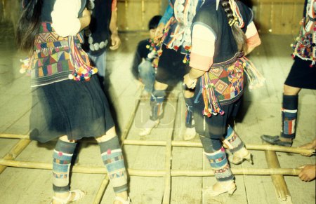 Téléchargez les photos : Minorité chinoise Peuple en costum traditionnel lors d'un festival de printemps près de la ville de Dali sur le lac Er Hai dans la province du Yunnan en Chine en Asie orientale. Chine, Yunnan, avril 1996 - en image libre de droit