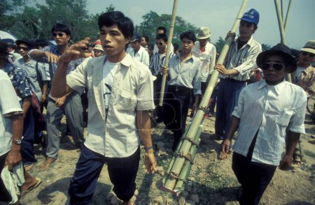 Foto de Personas en el Festival de primavera y cohete Buon Bang Fai cerca de la ciudad de Jinghong en Xishuangbanna en la región de la provincia de Yunnan en China en el este de Asia. China, Yunnan, abril de 1996 - Imagen libre de derechos