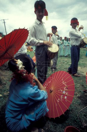Foto de Gente vestida tradicional en el festival de primavera y agua cerca de la ciudad de Jinghong en Xishuangbanna en la región de la provincia de Yunnan en China en el este de Asia. China, Yunnan, abril de 1996 - Imagen libre de derechos