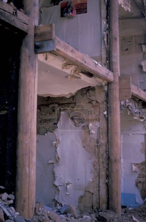 Téléchargez les photos : Un tremblement de terre a détruit une maison dans la ville de Lijiang dans la province du Yunnan en Chine en Asie de l'Est le 3 février 1996. Chine, Yunnan, mars 1996 - en image libre de droit