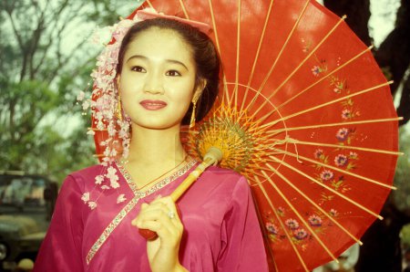 Téléchargez les photos : Déguisements traditionnels lors du festival de la source et de l'eau près de la ville de Jinghong à Xishuangbanna dans la région de la province du Yunnan en Chine en Asie de l'Est. Chine, Yunnan, avril 1996 - en image libre de droit