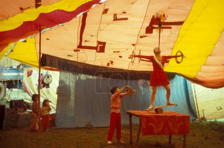 Foto de Artistas de un circo chino cerca de la ciudad de Jinghong en Xishuangbanna en la región de la provincia de Yunnan en China en el este de Asia. China, Yunnan, abril de 1996 - Imagen libre de derechos