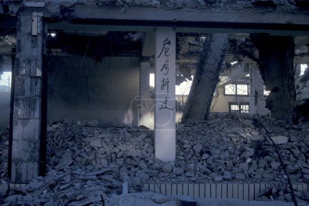 Foto de Un terremoto destruyó una casa en la ciudad de Lijiang en la provincia de Yunnan en China en el este de Asia el 3 de febrero de 1996. China, Yunnan, marzo de 1996 - Imagen libre de derechos