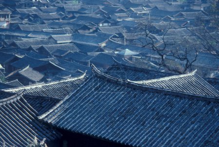 Foto de Los techos de las casas tradicionales en la antigua ciudad de Lijiang en la provincia de Yunnan en China en el este de Asia el 3 de febrero de 1996. China, Yunnan, marzo de 1996 - Imagen libre de derechos