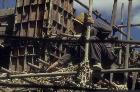 Téléchargez les photos : Un chantier de construction dans la ville de Kunming, dans la province du Yunnan, en Chine, en Asie orientale. Chine, Yunnan, avril 1996 - en image libre de droit