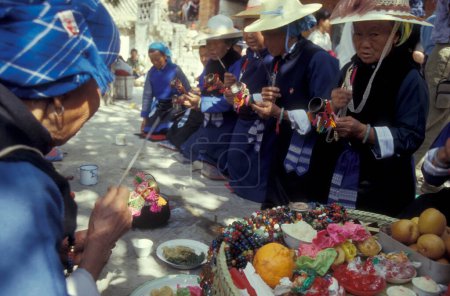 Téléchargez les photos : Minorité chinoise Peuple en costum traditionnel lors d'un festival de printemps près de la ville de Dali sur le lac Er Hai dans la province du Yunnan en Chine en Asie orientale. Chine, Yunnan, avril 1996 - en image libre de droit
