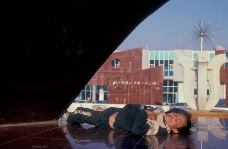Téléchargez les photos : Un garçon au monument a l'aéroport de Mengshi Dehong dans la province du Yunnan en Chine en Asie orientale. Chine, Yunnan, avril 1996 - en image libre de droit