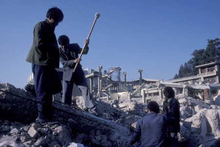 Téléchargez les photos : Un tremblement de terre a détruit une maison dans la ville de Lijiang dans la province du Yunnan en Chine en Asie de l'Est le 3 février 1996. Chine, Yunnan, mars 1996 - en image libre de droit