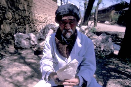 Téléchargez les photos : Docteur chinois Ho et He Shixiu dans la ville de Baisha près de Lijiang dans la province du Yunnan en Chine en Asie orientale. Chine, Yunnan, avril 1996 - en image libre de droit