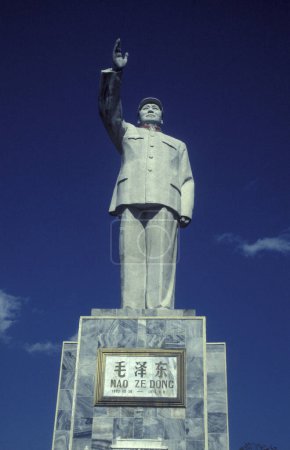 Téléchargez les photos : La statue Mao Tsetung dans la ville de Lijiang dans la province du Yunnan en Chine en Asie de l'Est le 3 février 1996. Chine, Yunnan, mars 1996 - en image libre de droit