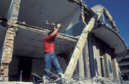 Foto de Un terremoto destruyó una casa en la ciudad de Lijiang en la provincia de Yunnan en China en el este de Asia el 3 de febrero de 1996. China, Yunnan, marzo de 1996 - Imagen libre de derechos
