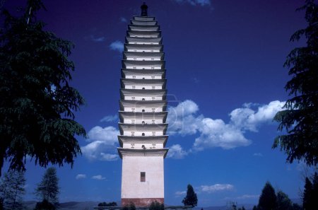 Téléchargez les photos : Les trois Pagodas Temple à la ville de Dali sur le lac Er Hai dans la province du Yunnan en Chine en Asie orientale. Chine, Yunnan, avril 1996 - en image libre de droit