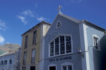 Téléchargez les photos : L'église dans le paysage près de la ville de Ponta do Sol sur l'île de Santo Antao sur les îles du Cap Vert en Afrique. Cap-Vert, Santo Antao, mai 2000 - en image libre de droit