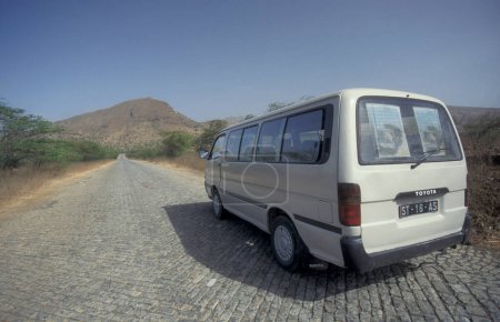 Foto de Una carretera en la ciudad de Ponta do Sol en la isla de Santo Antao en las Islas Cabo Verde en África. Cabo Verde, Santo Antao, mayo de 2000 - Imagen libre de derechos