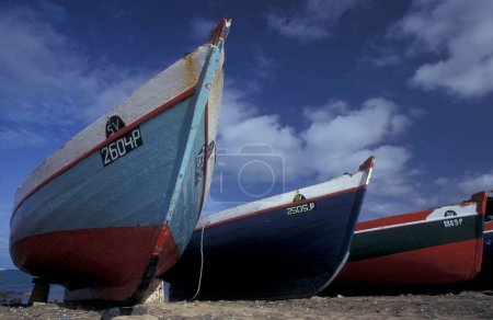 Téléchargez les photos : Bateau de pêche à la ville de Ponta do Sol sur l'île de Santo Antao sur les îles du Cap-Vert en Afrique. Cap-Vert, Santo Antao, mai 2000 - en image libre de droit