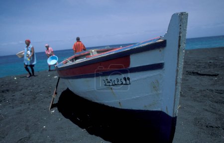 Téléchargez les photos : Un bateau de pêche sur la plage de sable noir de sable de lave volcanique à la ville de Sao Filipe sur l'île de Fogo sur les îles du Cap-Vert en Afrique. Cap-Vert, Fogo, mai 2000 - en image libre de droit