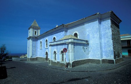 Téléchargez les photos : L'église Igreja Paroquia Ns Conceicao dans la ville de Sao Filipe sur l'île de Fogo sur les îles du Cap Vert en Afrique. Cap-Vert, Fogo, mai 2000 - en image libre de droit