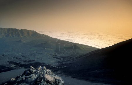 Téléchargez les photos : Paysage avec le volcan et le mont Fogo sur l'île de Fogo sur les îles du Cap Vert en Afrique. Cap-Vert, Fogo, mai 2000 - en image libre de droit