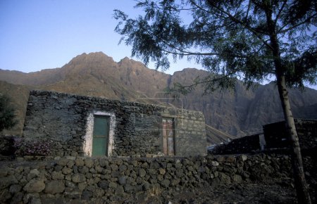 Téléchargez les photos : Maison au Cater Village dans le grand cratère du volcan et du mont Fogo sur l'île de Fogo sur les îles du Cap Vert en Afrique. Cap-Vert, Fogo, mai 2000 - en image libre de droit