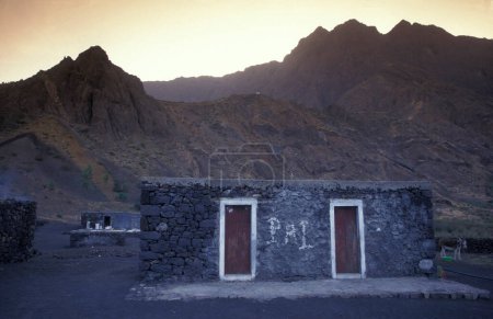 Foto de Casa en el Cater Village en el gran cráter del volcán y el monte Fogo en la isla de Fogo en las Islas Cabo Verde en África. Cabo Verde, Fogo, mayo de 2000 - Imagen libre de derechos