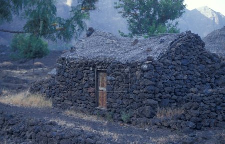 Téléchargez les photos : Maison au Cater Village dans le grand cratère du volcan et du mont Fogo sur l'île de Fogo sur les îles du Cap Vert en Afrique. Cap-Vert, Fogo, mai 2000 - en image libre de droit