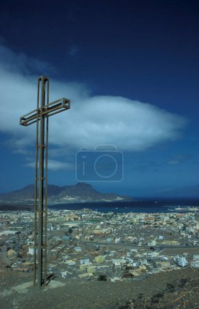 Foto de Ciudad Mindelo en la isla de Sao Pedro en las Islas Cabo Verde en África. Cabo Verde, Santiago, mayo de 2000 - Imagen libre de derechos