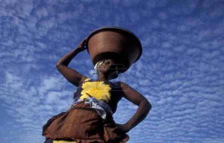 Téléchargez les photos : Les femmes au marché de la ville Mindelo sur l'île de Sao Pedro sur les îles du Cap Vert en Afrique. Cap-Vert, Santiago, mai 2000 - en image libre de droit