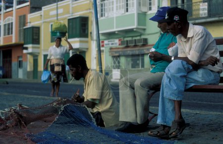 Foto de Pescadores fijar la red de pesca en frente del mercado de pescado en la ciudad de Mindelo en la isla de San Pedro en las Islas Cabo Verde en África. Cabo Verde, Santiago, mayo de 2000 - Imagen libre de derechos