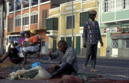 Foto de Pescadores fijar la red de pesca en frente del mercado de pescado en la ciudad de Mindelo en la isla de San Pedro en las Islas Cabo Verde en África. Cabo Verde, Santiago, mayo de 2000 - Imagen libre de derechos