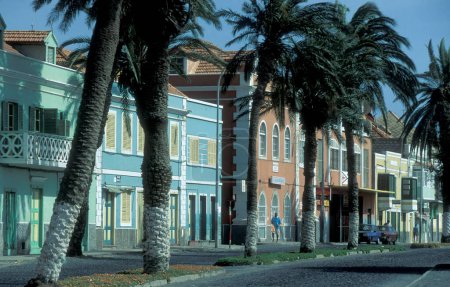 Téléchargez les photos : Allée avec maisons coloniales dans la ville Mindelo sur l'île de Sao Pedro sur les îles du Cap Vert en Afrique. Cap-Vert, Santiago, mai 2000 - en image libre de droit