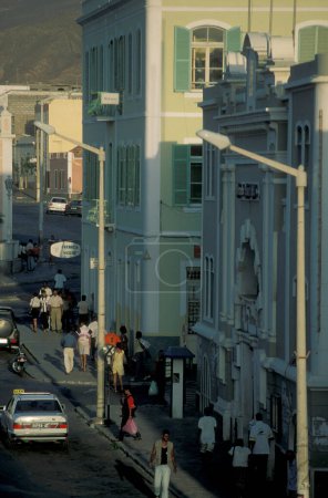 Téléchargez les photos : Route dans le centre-ville de Praia sur l'île de Santiago sur les îles du Cap Vert en Afrique. Cap-Vert, Santiago, mai 2000 - en image libre de droit