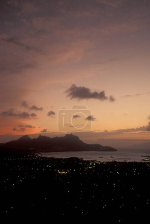 Téléchargez les photos : Ville Mindelo sur l'île de Sao Pedro sur les îles du Cap Vert en Afrique. Cap-Vert, Santiago, mai 2000 - en image libre de droit