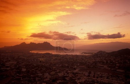 Téléchargez les photos : Ville Mindelo sur l'île de Sao Pedro sur les îles du Cap Vert en Afrique. Cap-Vert, Santiago, mai 2000 - en image libre de droit