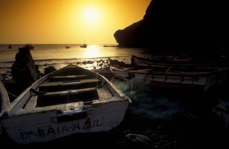 Téléchargez les photos : Village de pêcheurs et bateaux de pêche sur la côte près de la ville de Ponta do Sol sur l'île de Santo Antao sur les îles du Cap-Vert en Afrique. Cap-Vert, Santo Antao, mai 2000 - en image libre de droit