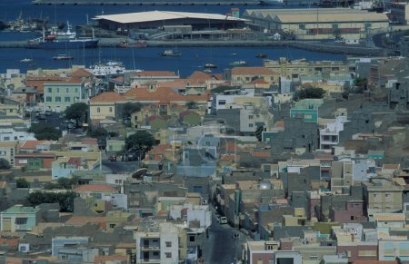 Téléchargez les photos : Vue de la ville de Mindelo sur l'île de Sao Pedro sur les îles du Cap Vert en Afrique. Cap-Vert, Santiago, mai 2000 - en image libre de droit